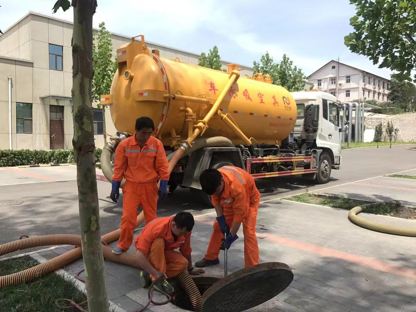 水富管道疏通车停在窨井附近